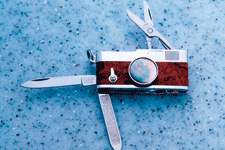 カメラ好きの知人へのプレゼントとして製作したというカメラ型のナイフ。
