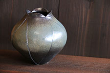 深みのある仕上がりが印象的な花器 深みのある仕上がりが印象的な花器